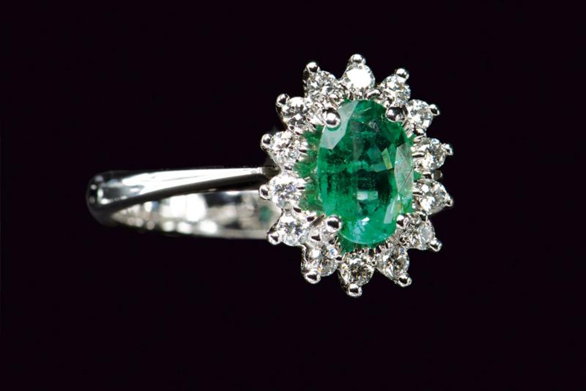 MV white gold oval emerald ring with diamond surround - Image 2 of 2