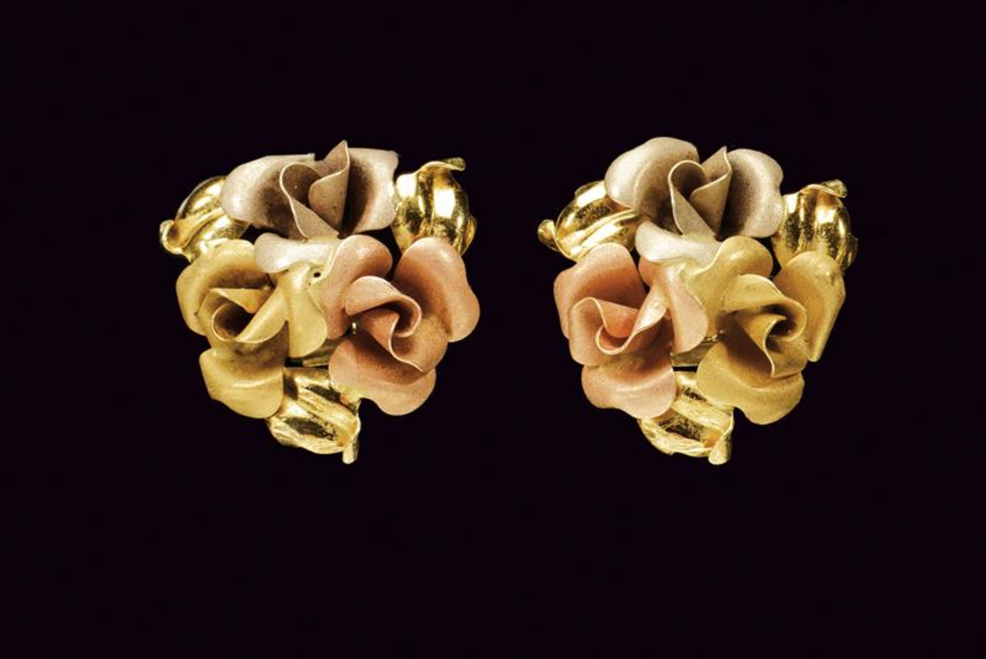 Three-tone 18 kt gold clip earrings