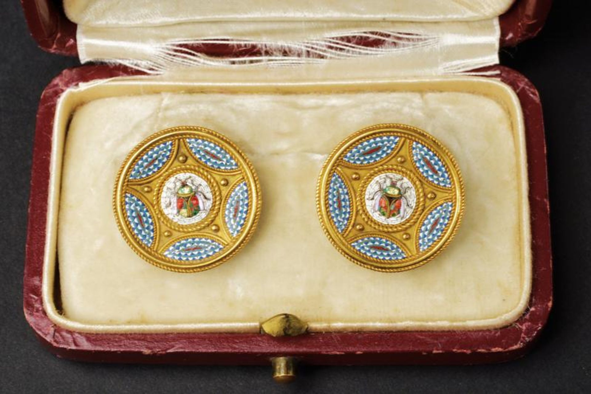 Rare 18 kt gold mounted shirt cufflinks with micromosaics. Italy, late 19th Century - Image 2 of 2