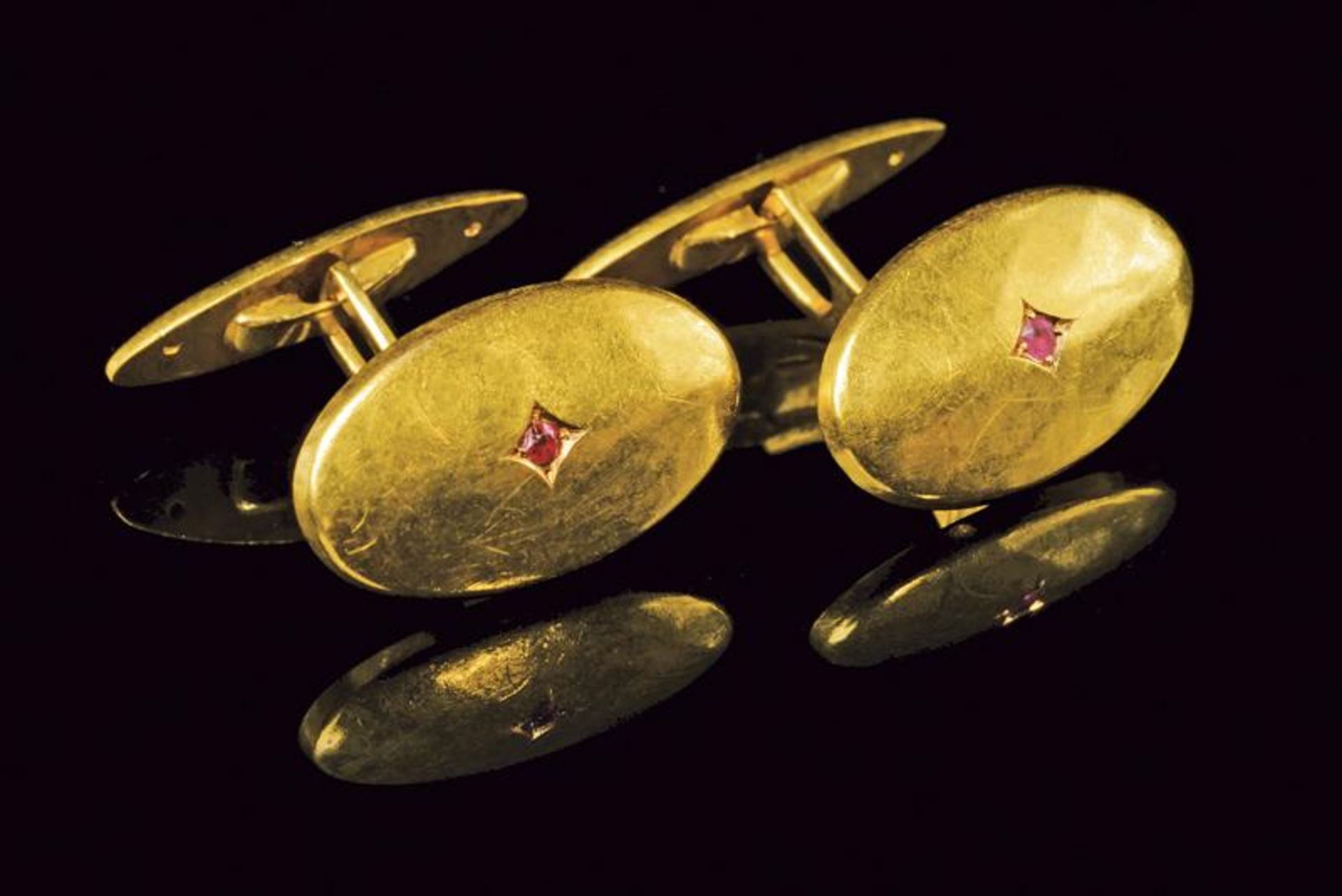 18 kt gold cufflinks with tiny rubies