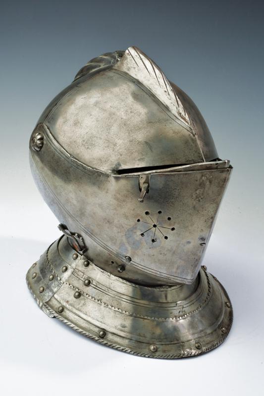 A closed composite helmet - Image 4 of 8