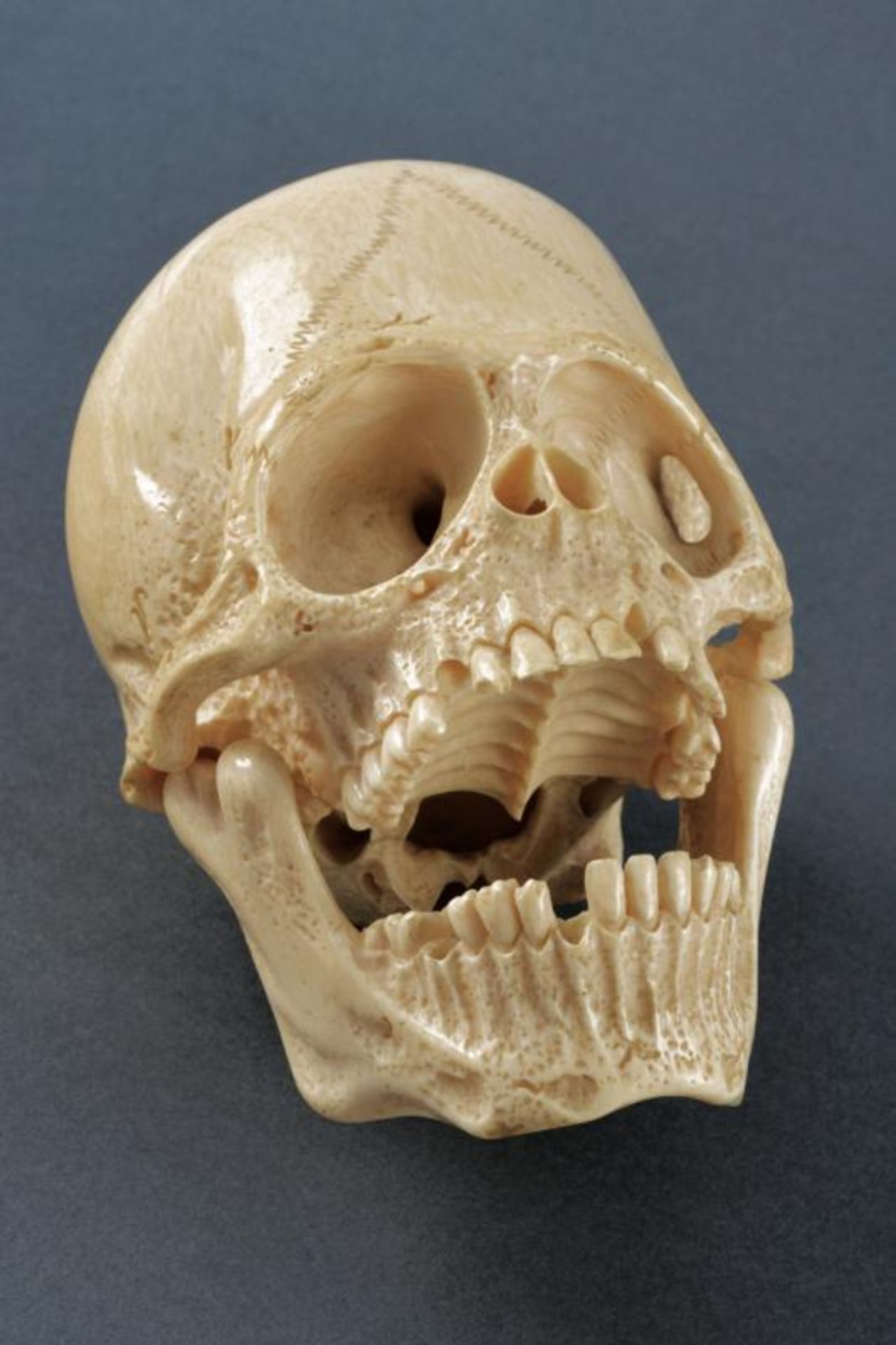 A magnificent skull-shaped okimono - Bild 2 aus 7