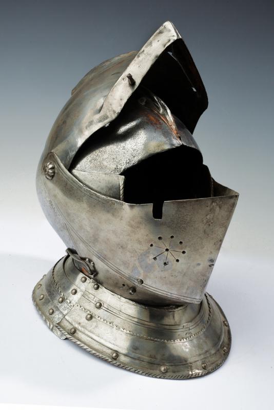 A closed composite helmet - Image 3 of 8