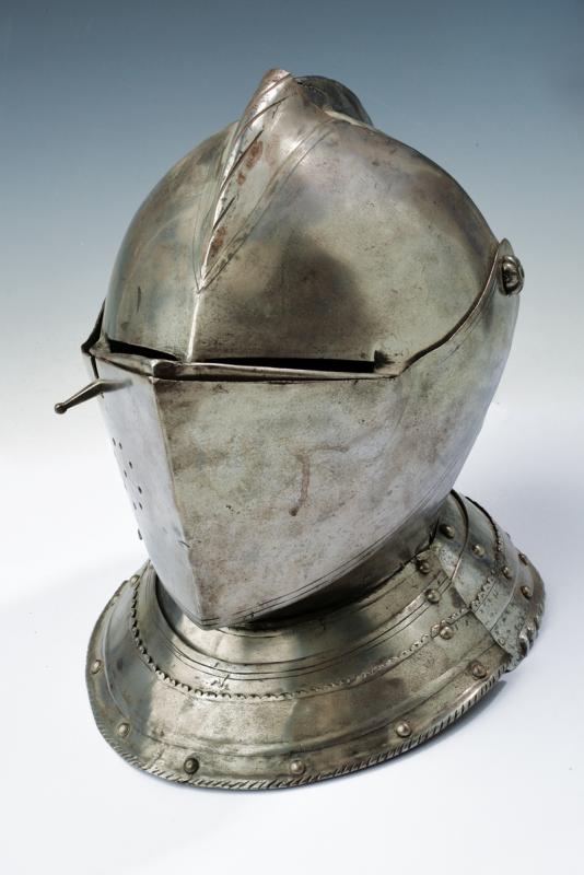 A closed composite helmet