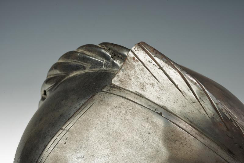 A closed composite helmet - Image 5 of 8