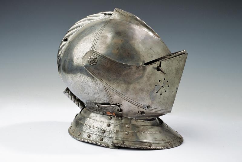 A closed composite helmet - Image 2 of 8