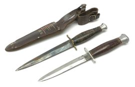 American WW2 type fighting knife with 14cm steel double edged blade, brass crosspiece, leather bound