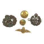 WW1 9ct gold Royal Flying Corps sweetheart bar brooch as a pair of pilot's wings L4cm; two RFC metal