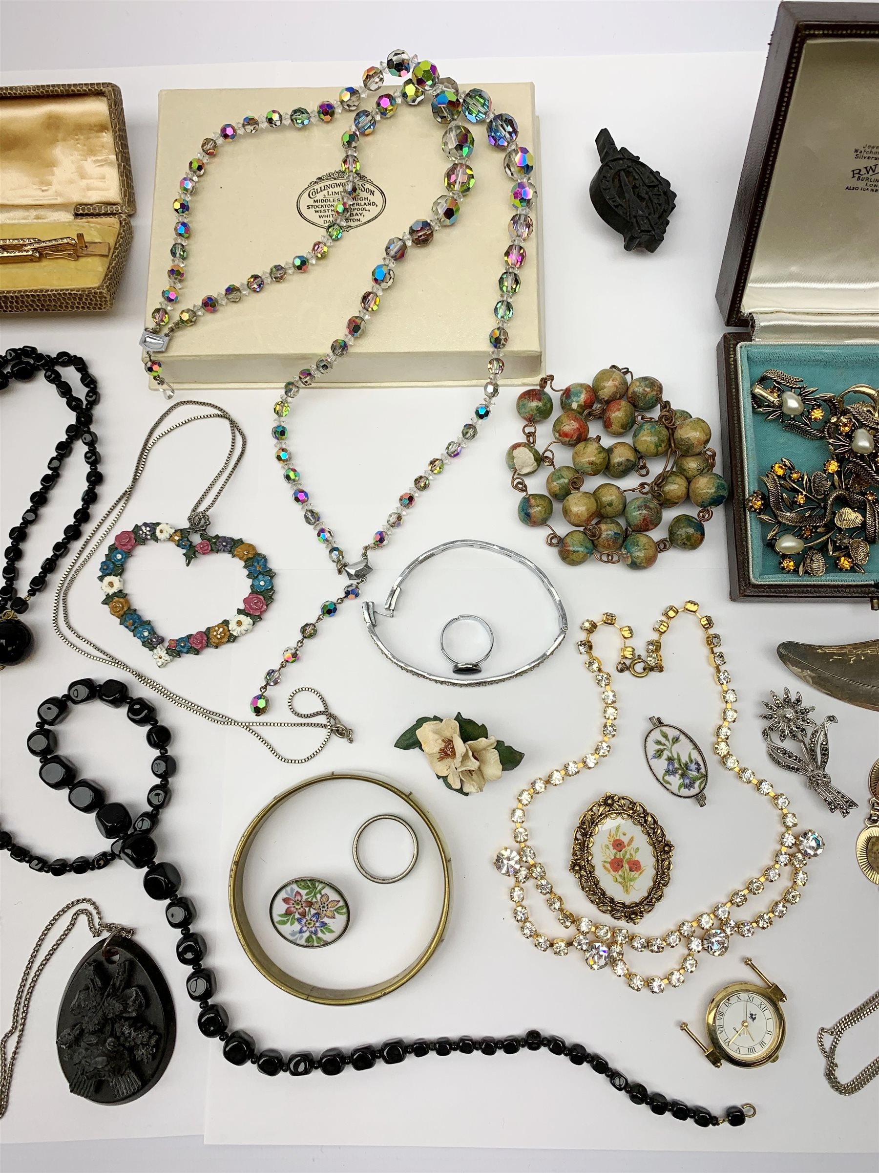 A collection of Vintage and later costume jewellery, to include a ladies Gucci wrist watch, a jet pe - Image 3 of 5