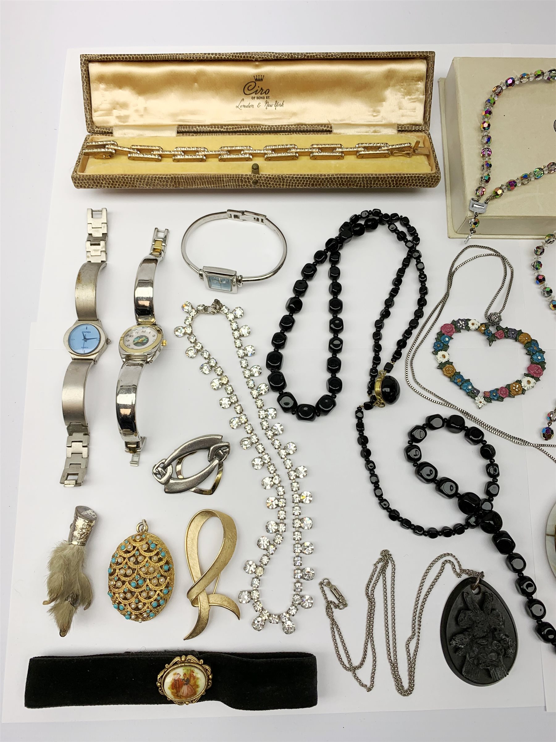 A collection of Vintage and later costume jewellery, to include a ladies Gucci wrist watch, a jet pe - Image 2 of 5