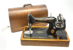 A Singer sewing machine, serial number Y9629162, in oak case with carry handle and key.