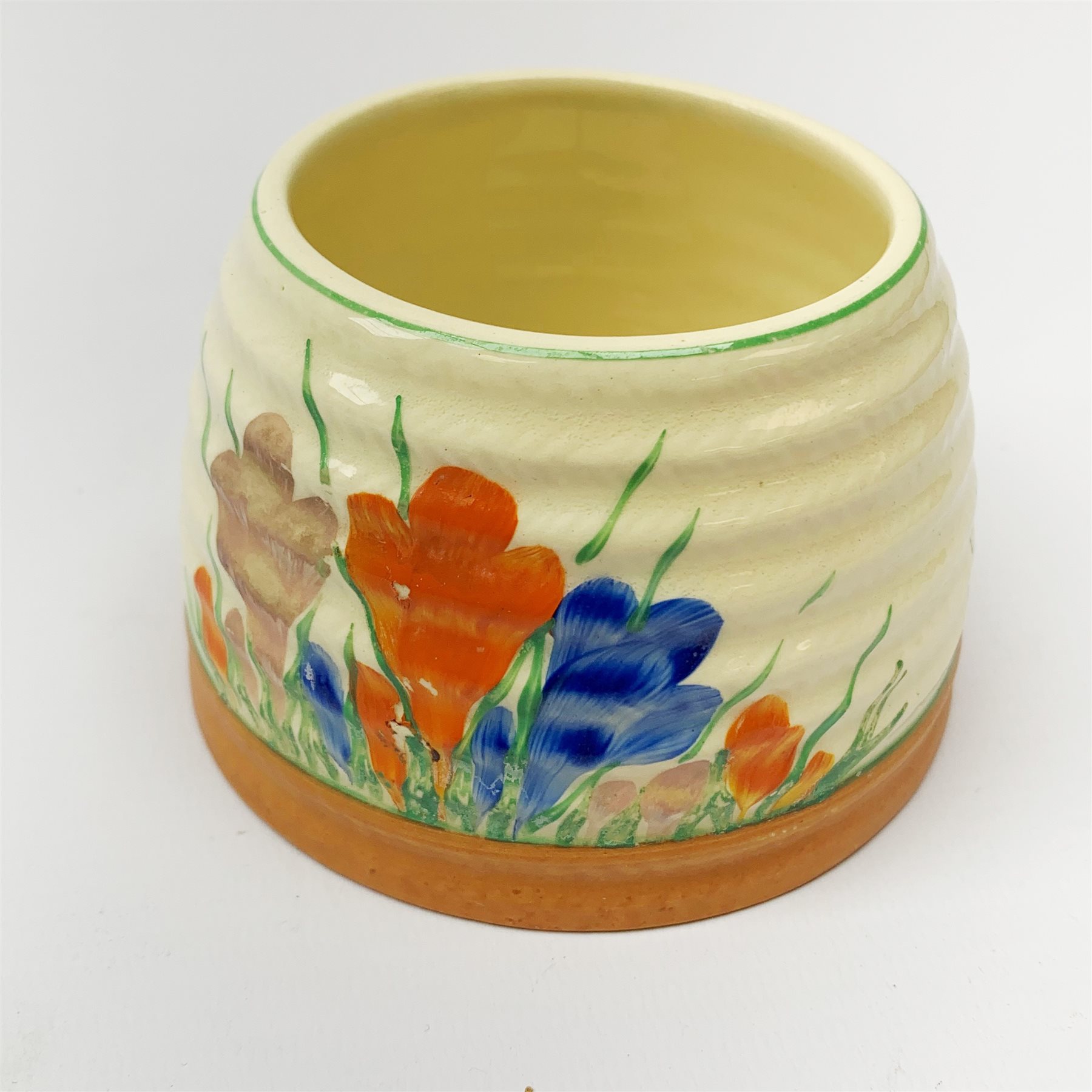 A Clarice Cliff Newport Pottery honey pot, modelled in the form of a beehive and decorated in the Cr - Image 6 of 8