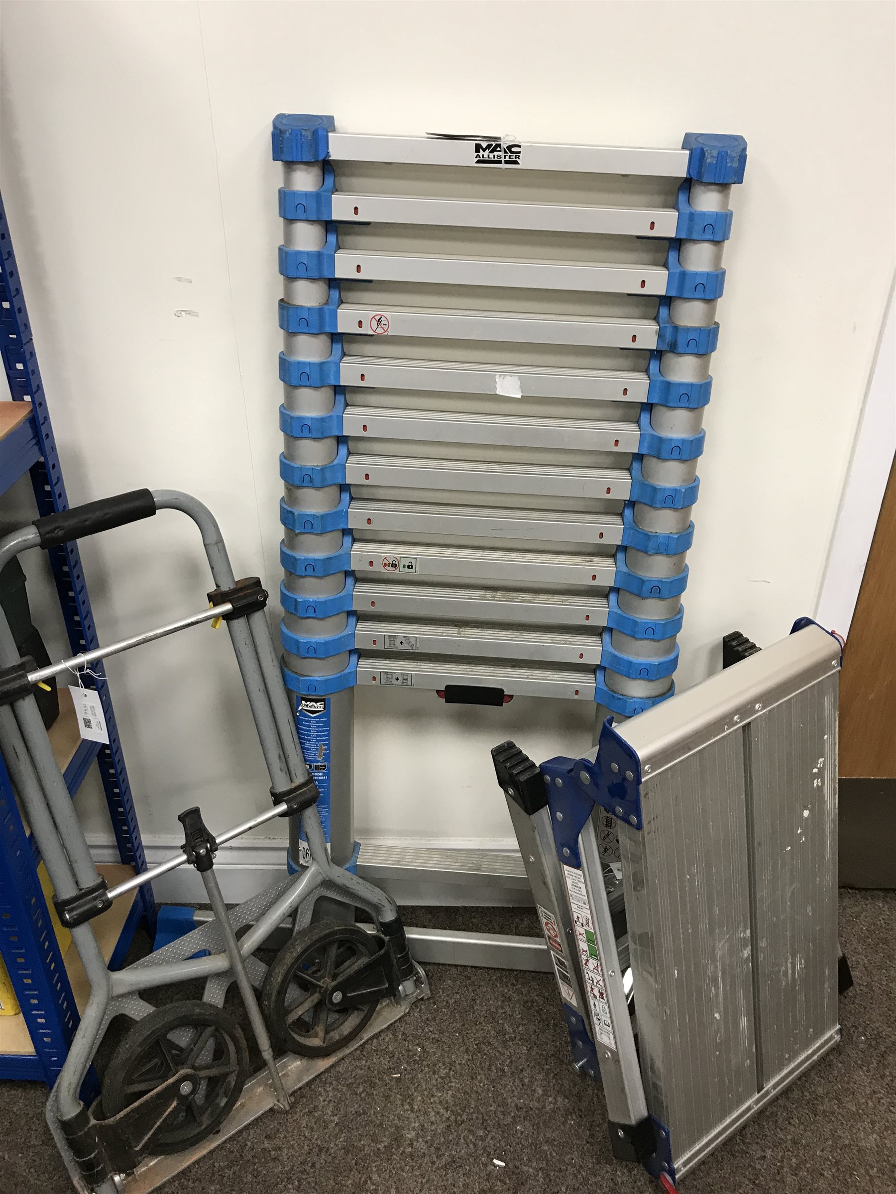 MacAllister telescopic extension ladder (380cm max) a work platform and folding trolley (3)