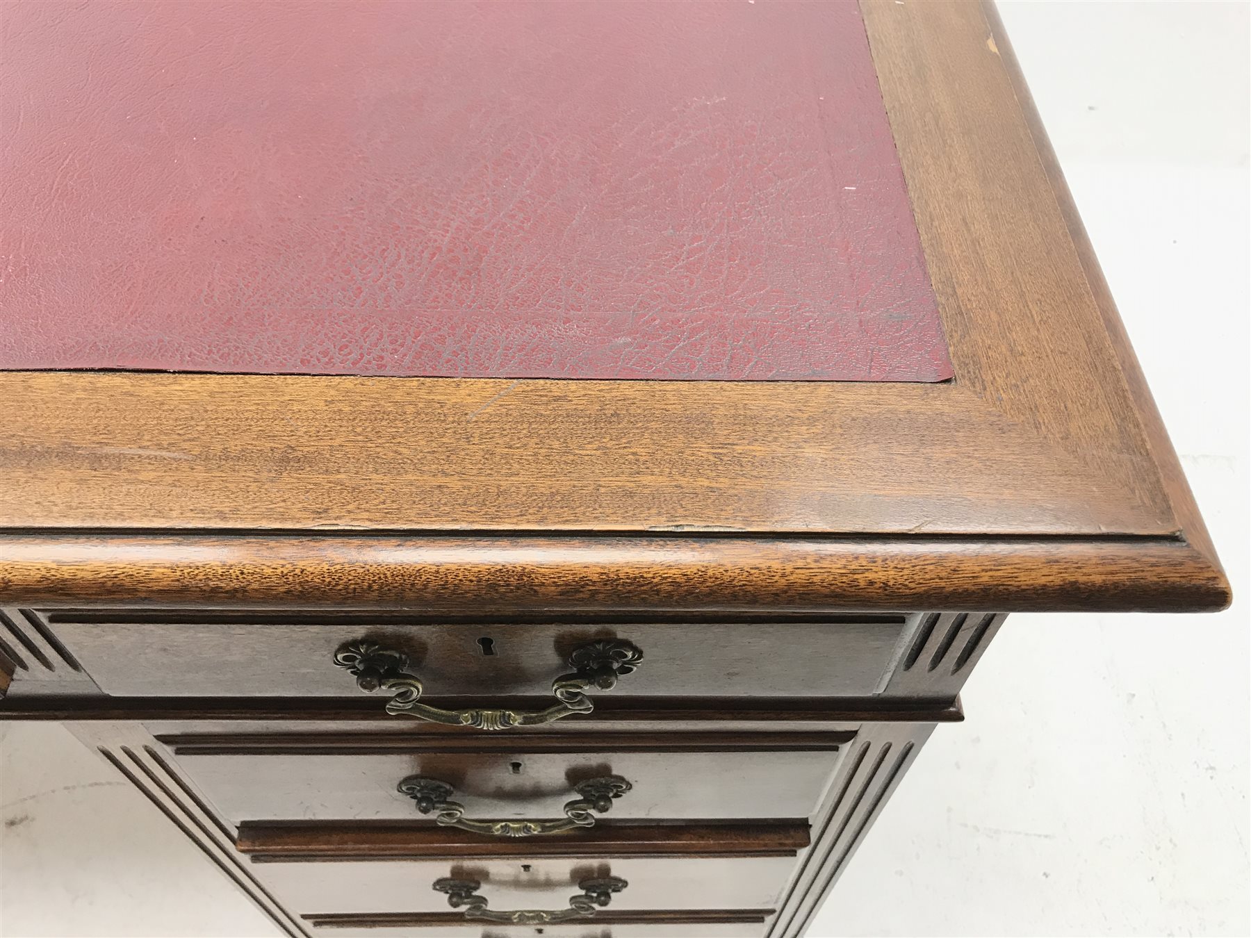 20th century mahogany twin pedestal office desk, fitted with nine drawers, inset leather writing su - Image 4 of 4