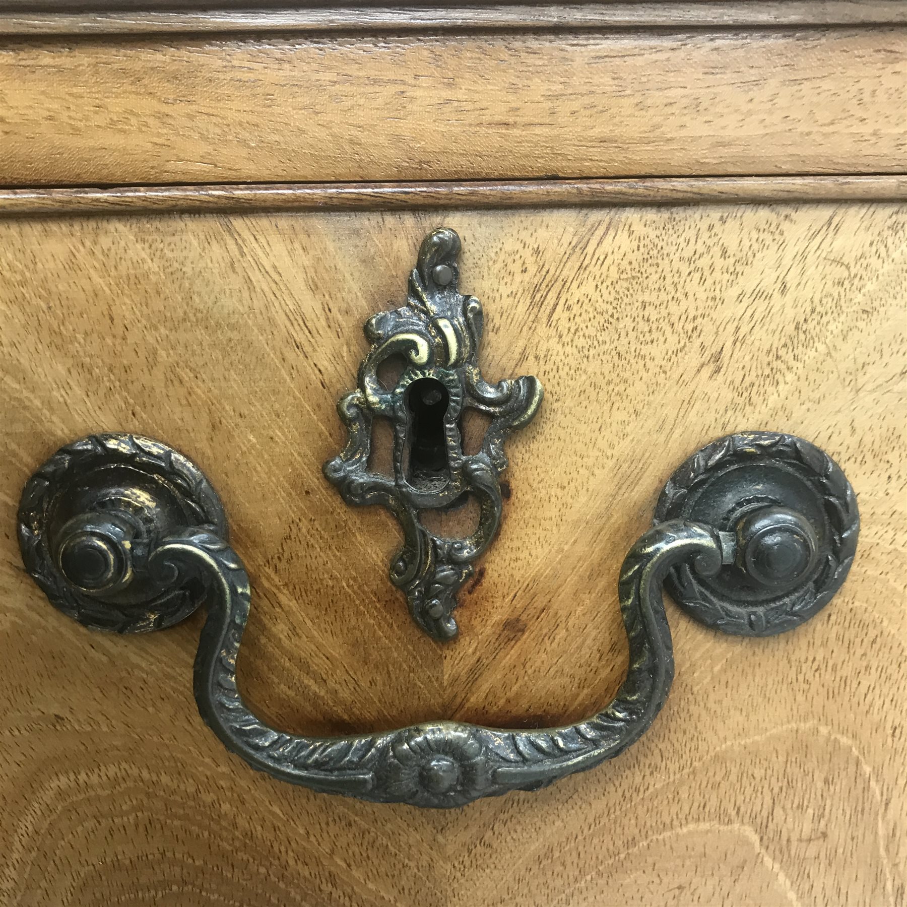 Early 19th century mahogany chest on chest, projecting Greek key cornice with two short and six long - Image 5 of 9