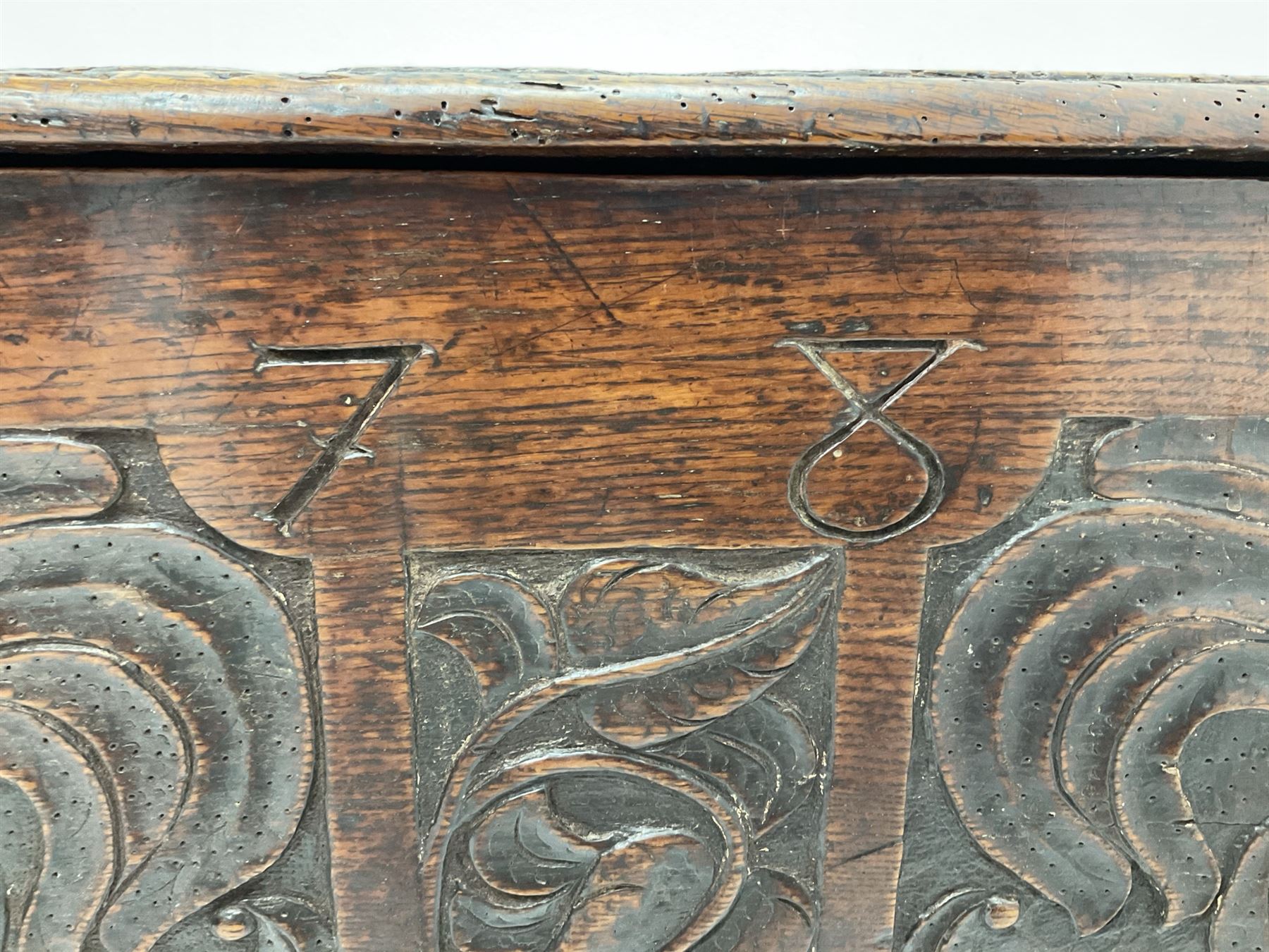 Late 18th century carved oak mule chest - Image 6 of 8