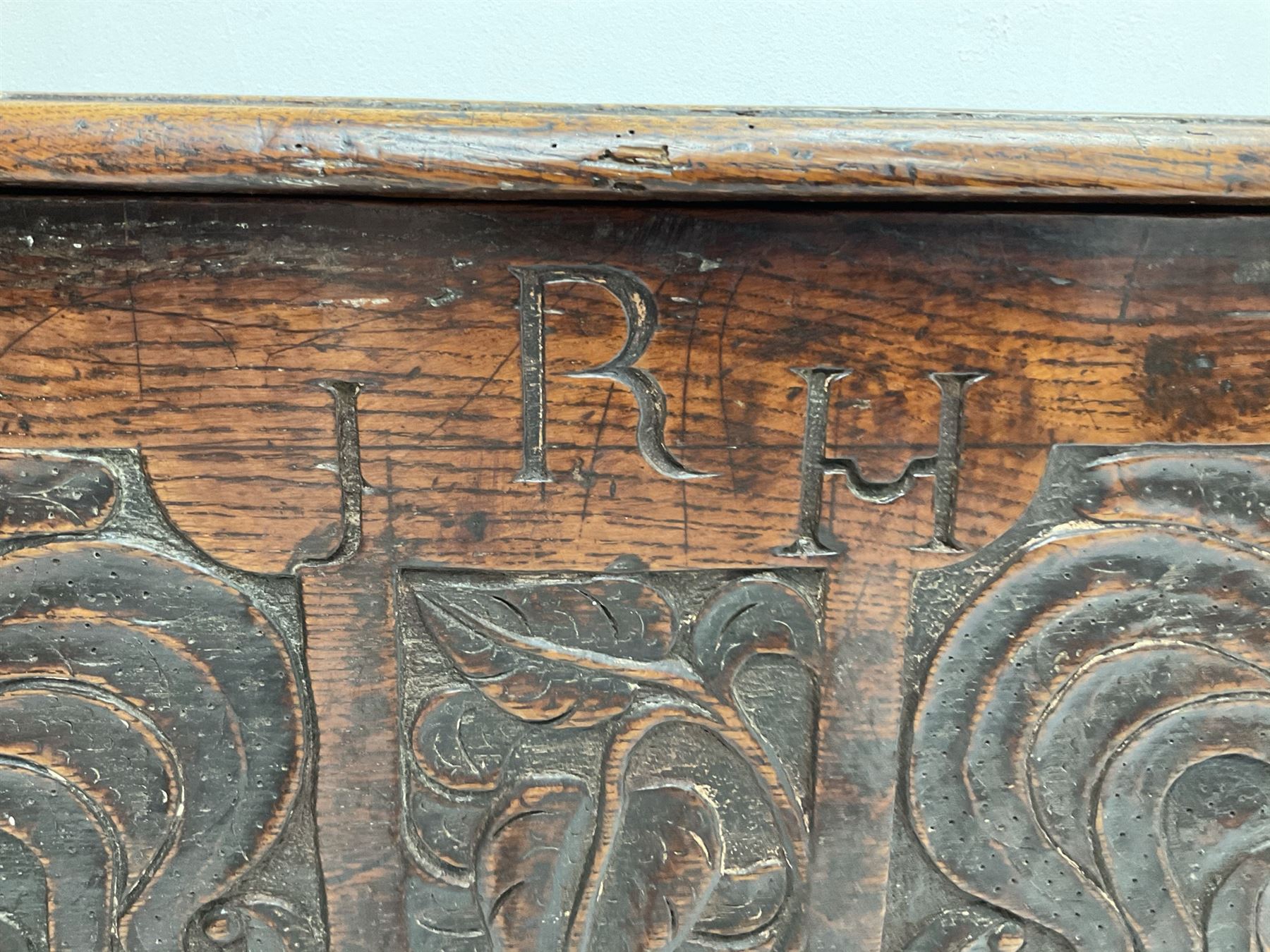Late 18th century carved oak mule chest - Image 3 of 8