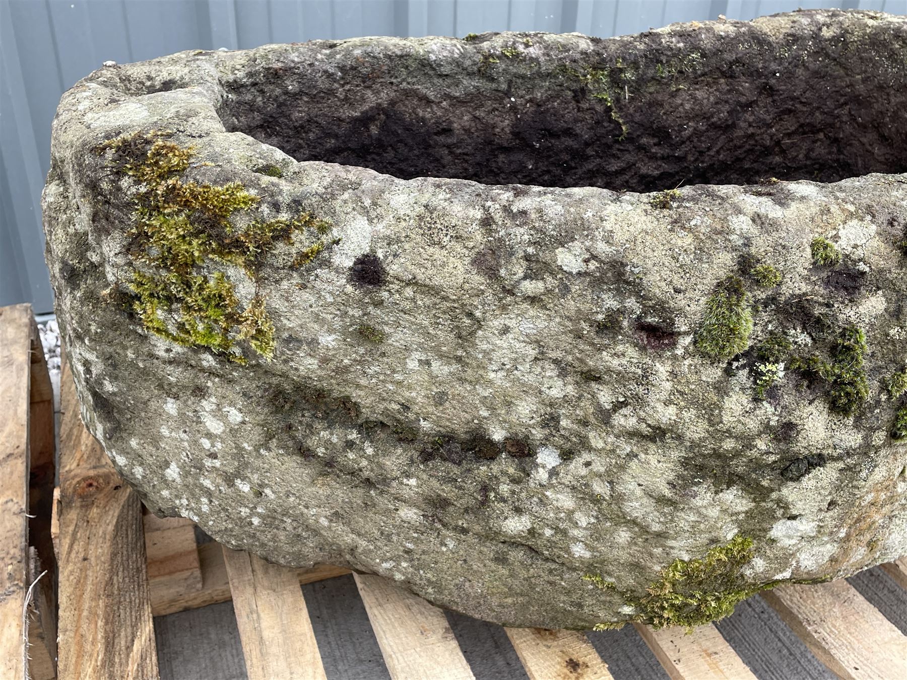 Large 18th century weathered hewn sandstone trough planter with curved side - Image 3 of 5
