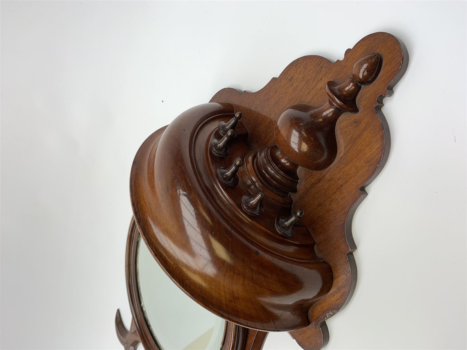 Victorian mahogany mirror backed wall bracket in the form of a stoop, the circular mirror plate set - Image 2 of 5