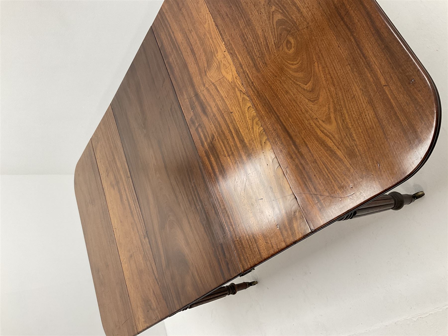 19th century figured mahogany drop leaf telescopic Pembroke dining table with leaf - Image 4 of 11