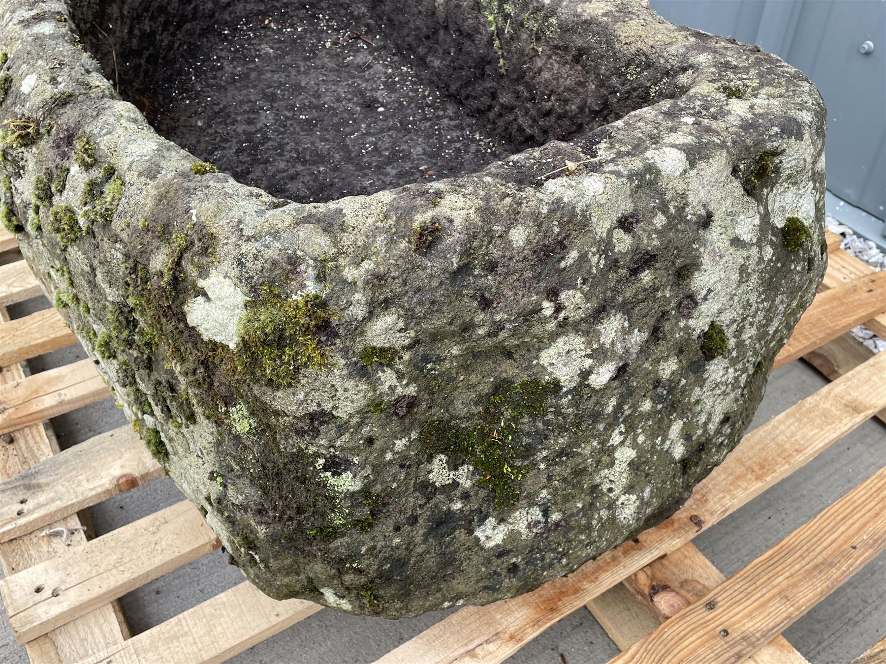 Large 18th century weathered hewn sandstone trough planter with curved side - Image 4 of 5