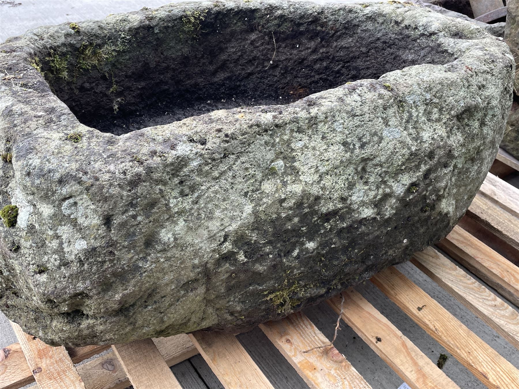 Large 18th century weathered hewn sandstone trough planter with curved side - Image 5 of 5