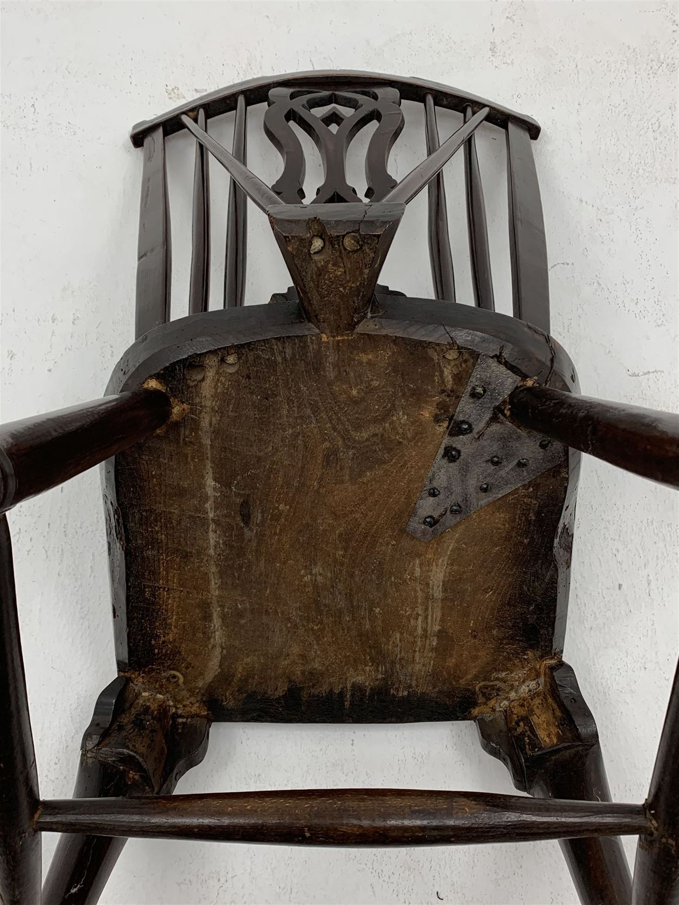 Late 18th century elm and beech Thames Valley Windsor chair - Image 8 of 9