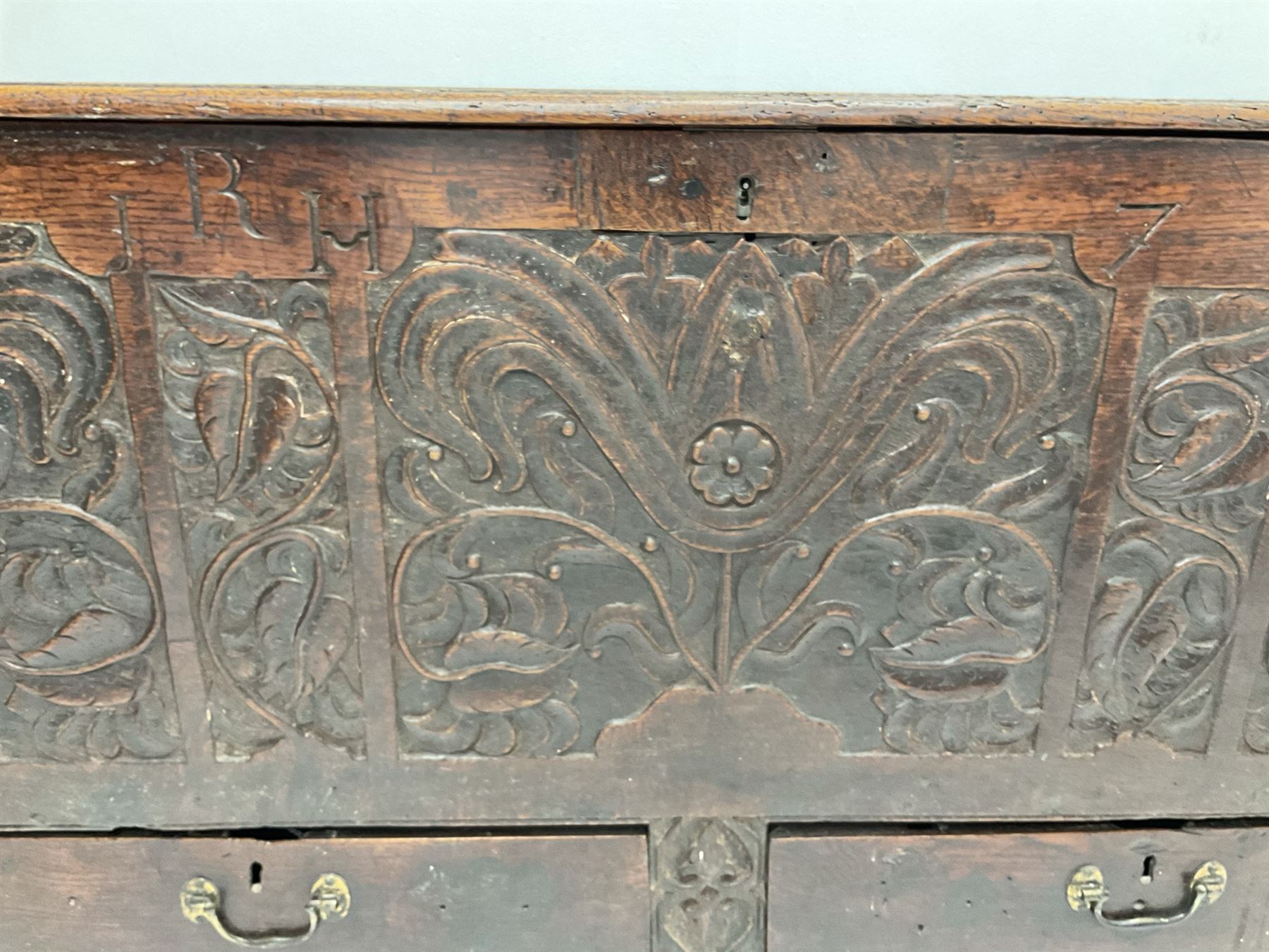 Late 18th century carved oak mule chest - Image 4 of 8