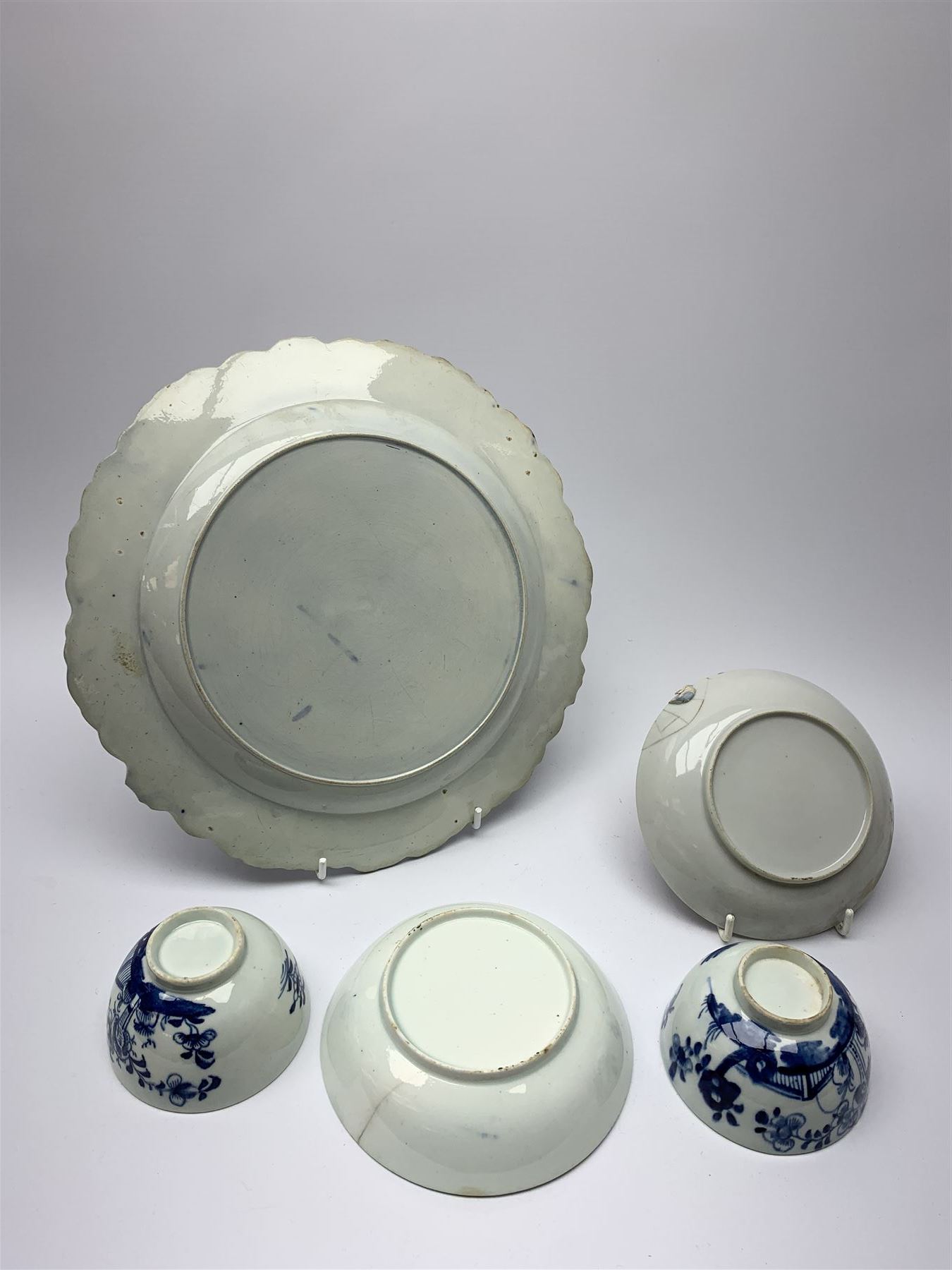 Late 18th century blue and white pearlware plate - Image 3 of 3