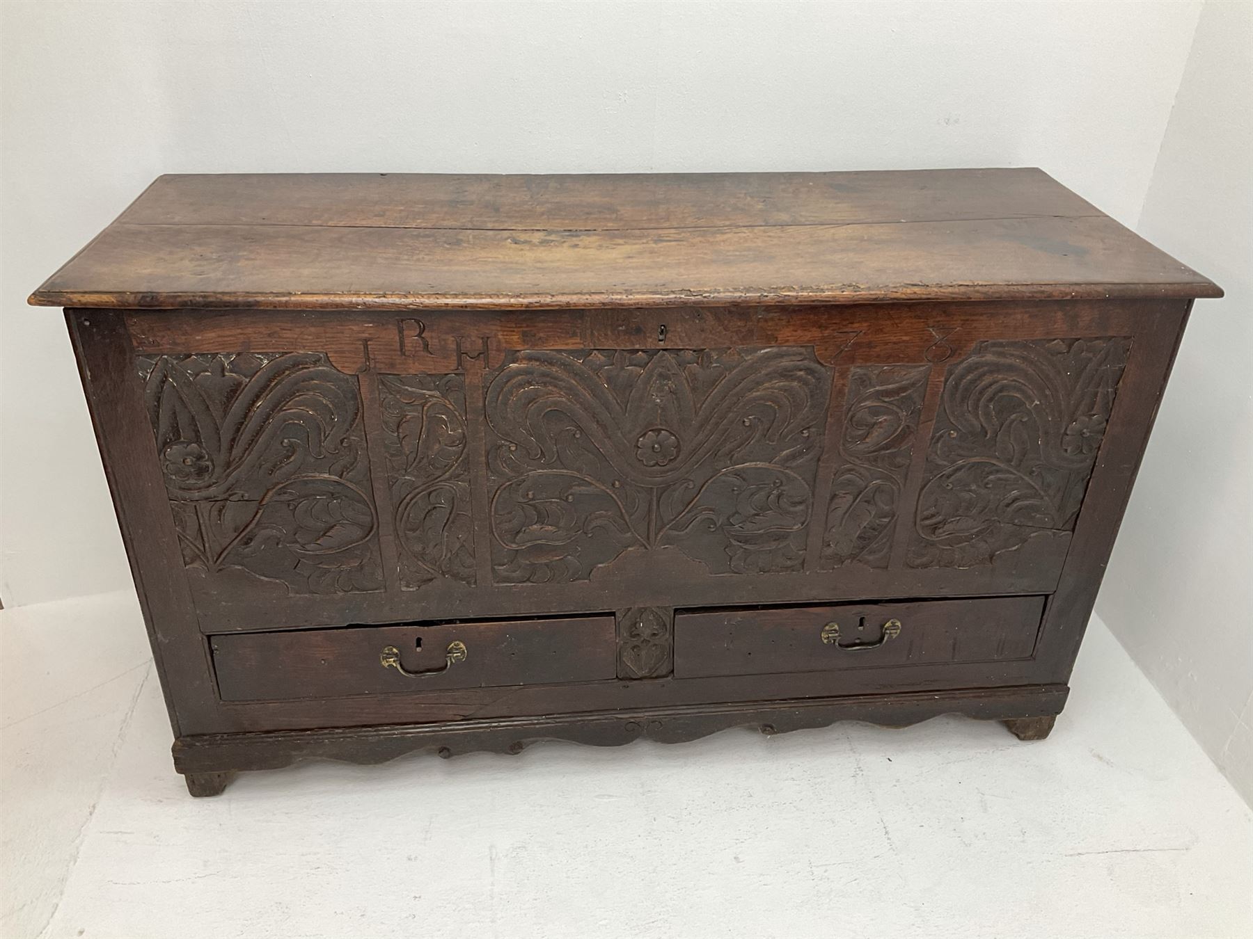 Late 18th century carved oak mule chest - Image 2 of 8