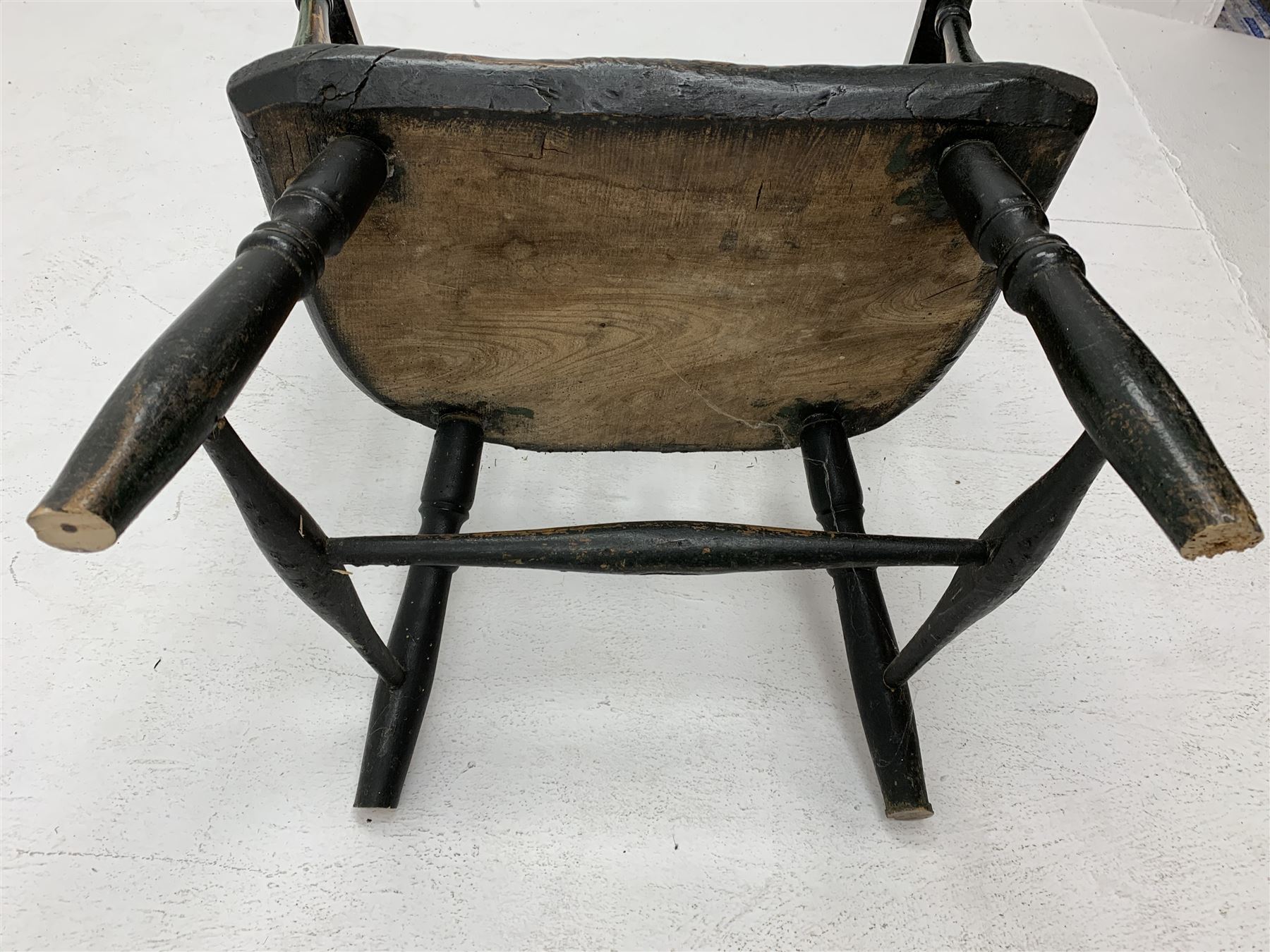 18th century elm and ash primitive vernacular Windsor armchair - Image 6 of 7