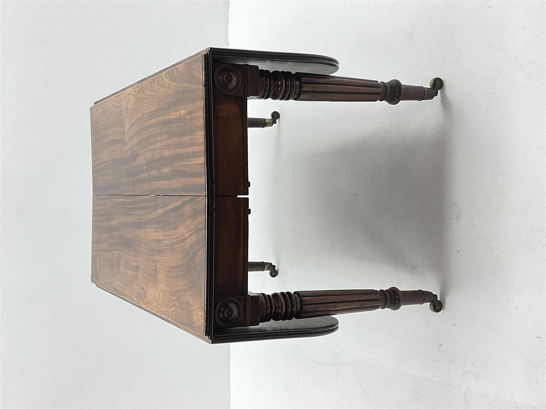 19th century figured mahogany drop leaf telescopic Pembroke dining table with leaf - Image 3 of 11