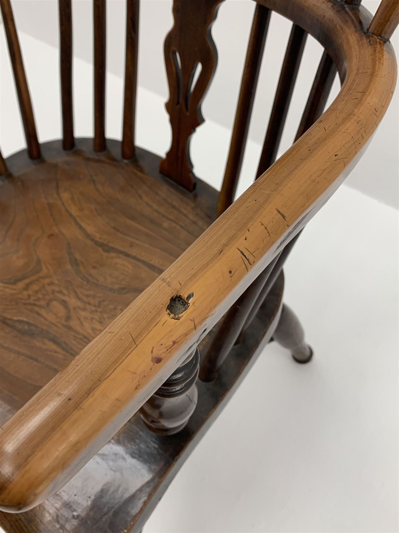 Early 19th century yew wood and elm Windsor armchair - Image 6 of 8