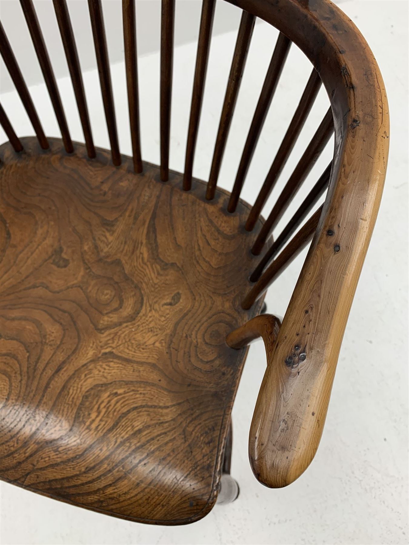 Early 19th century elm and yew wood Thames Valley comb back armchair - Image 7 of 11