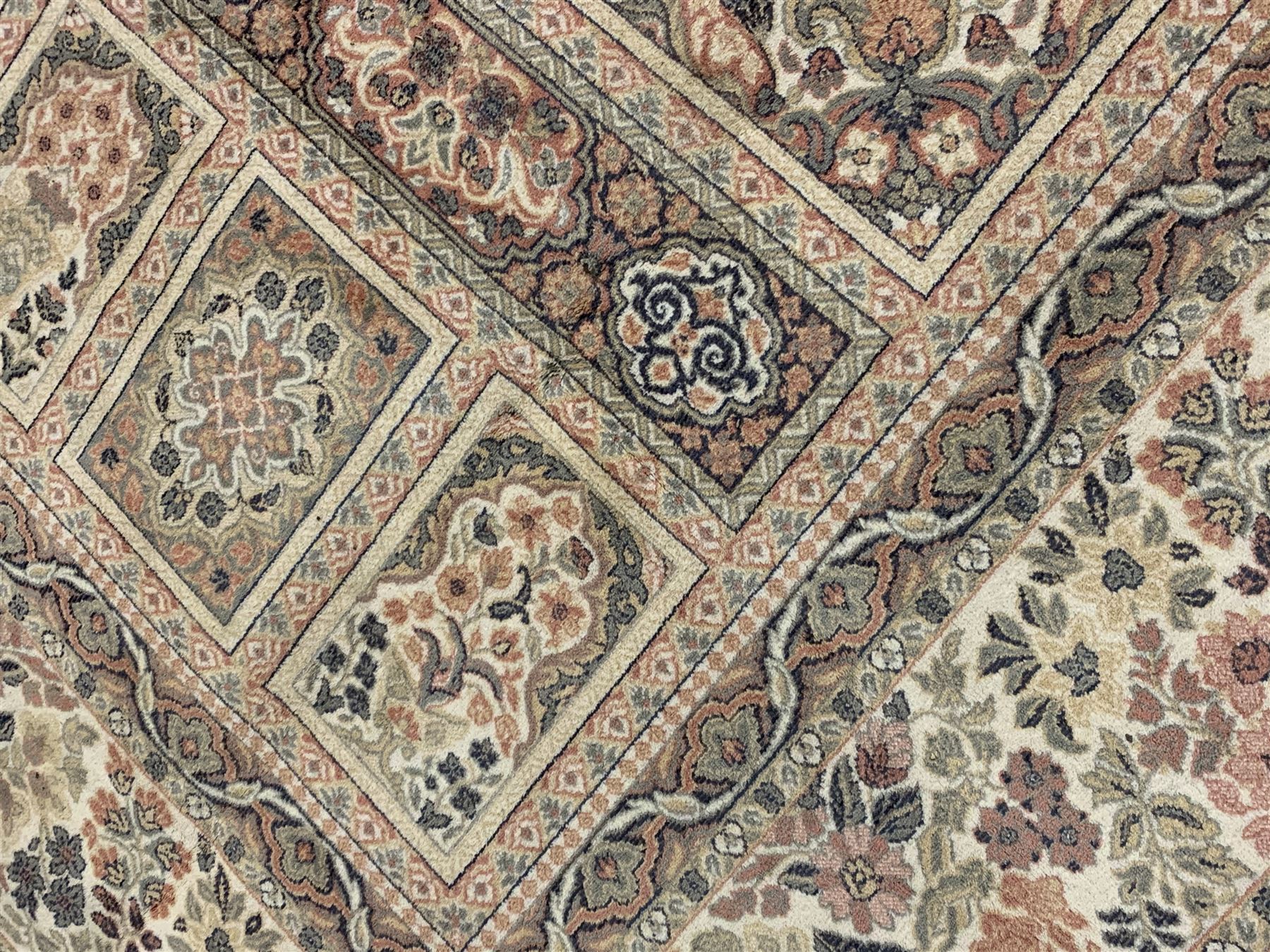 Large Persian design rug carpet - Image 4 of 6