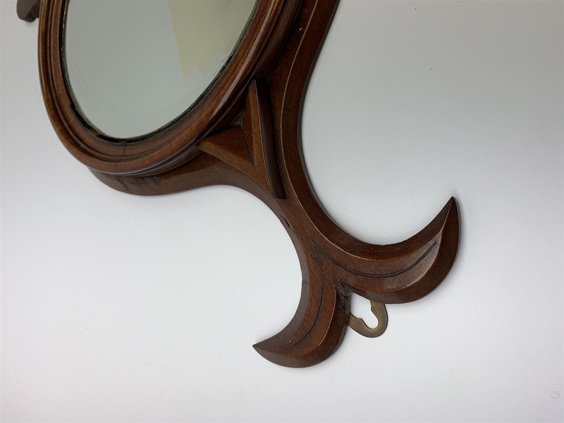 Victorian mahogany mirror backed wall bracket in the form of a stoop, the circular mirror plate set - Image 4 of 5