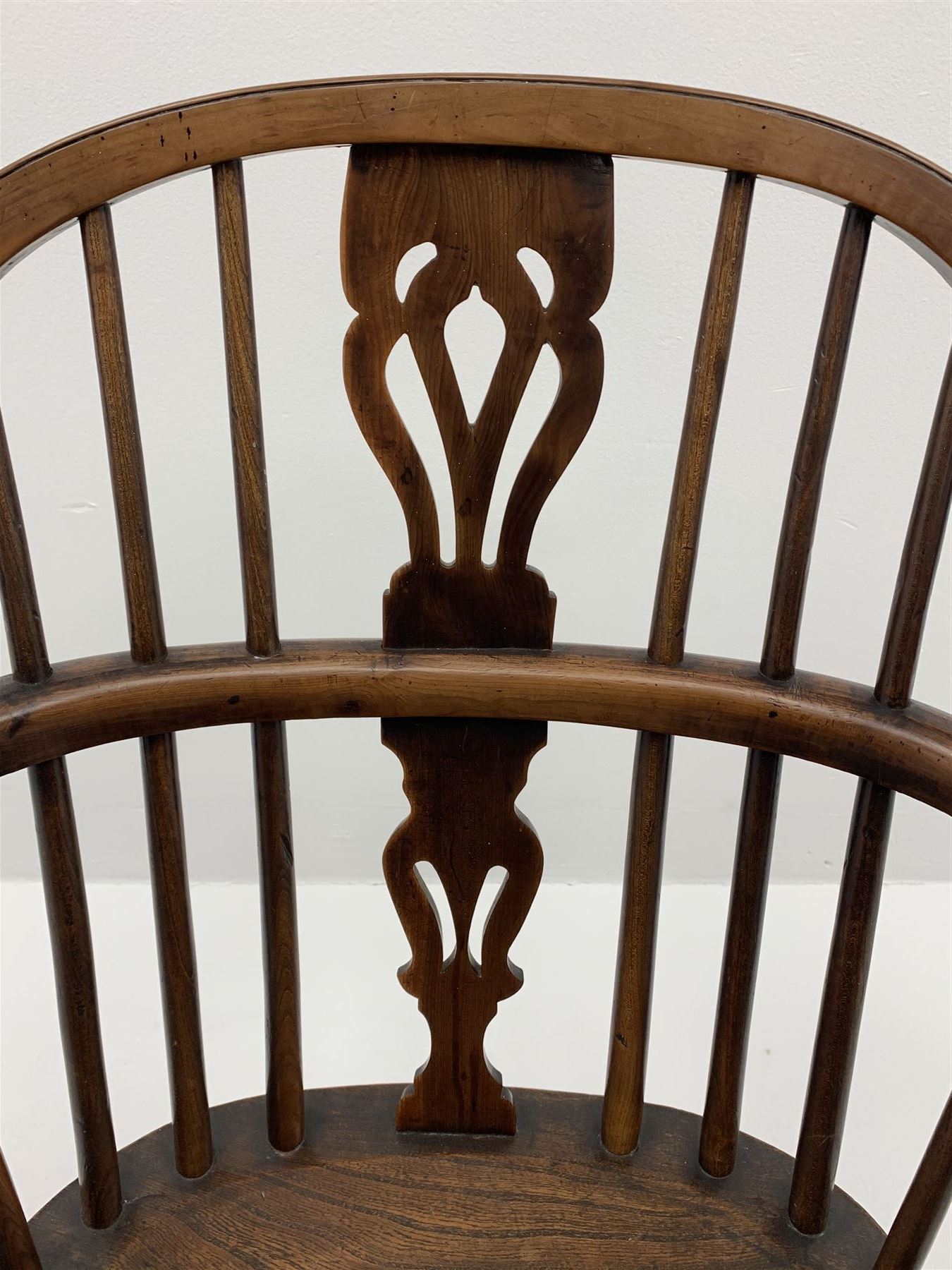 Early 19th century yew wood and elm Windsor armchair - Image 5 of 8