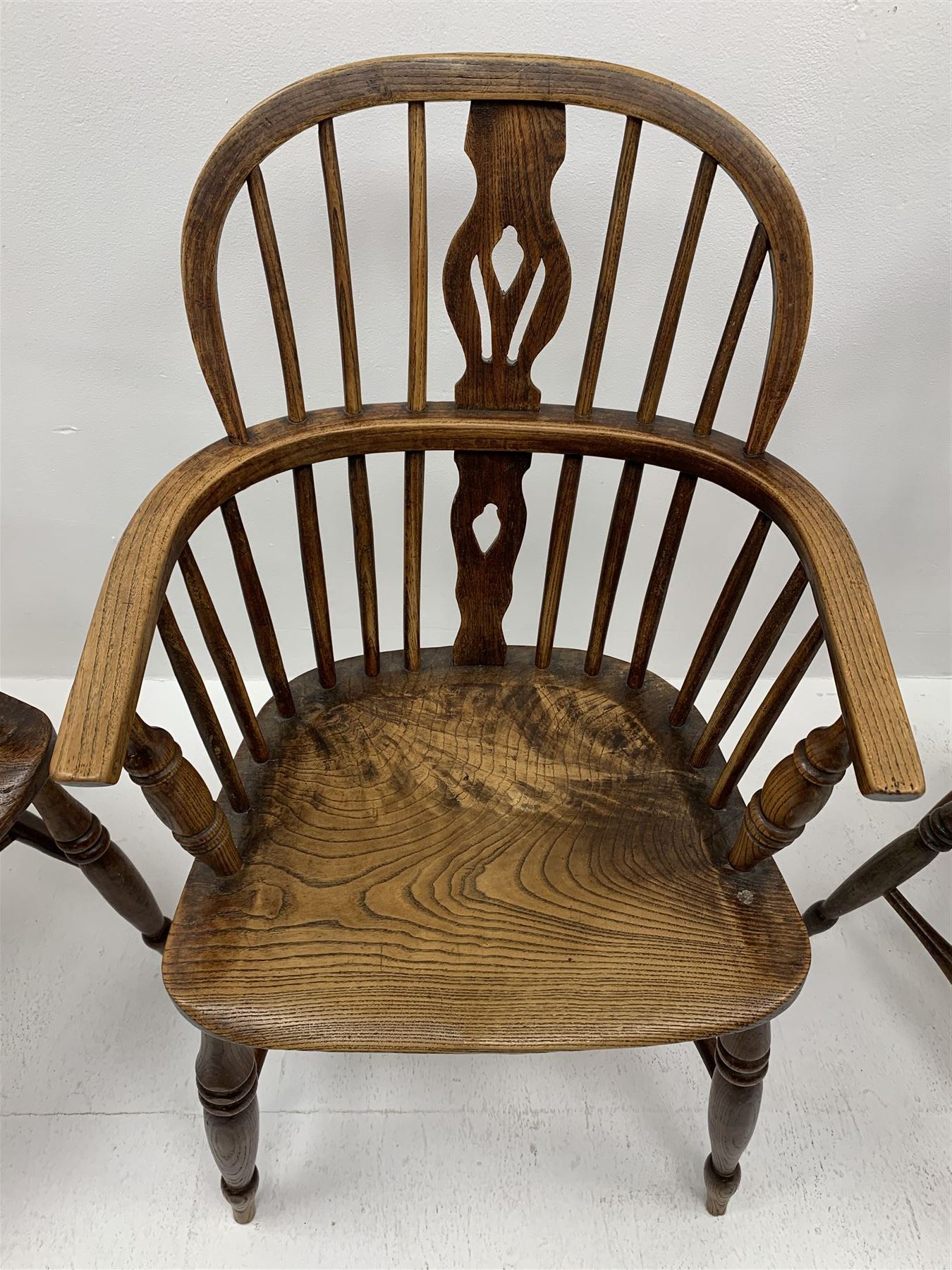 Set four early to mid 19th century elm Windsor armchairs - Image 4 of 6