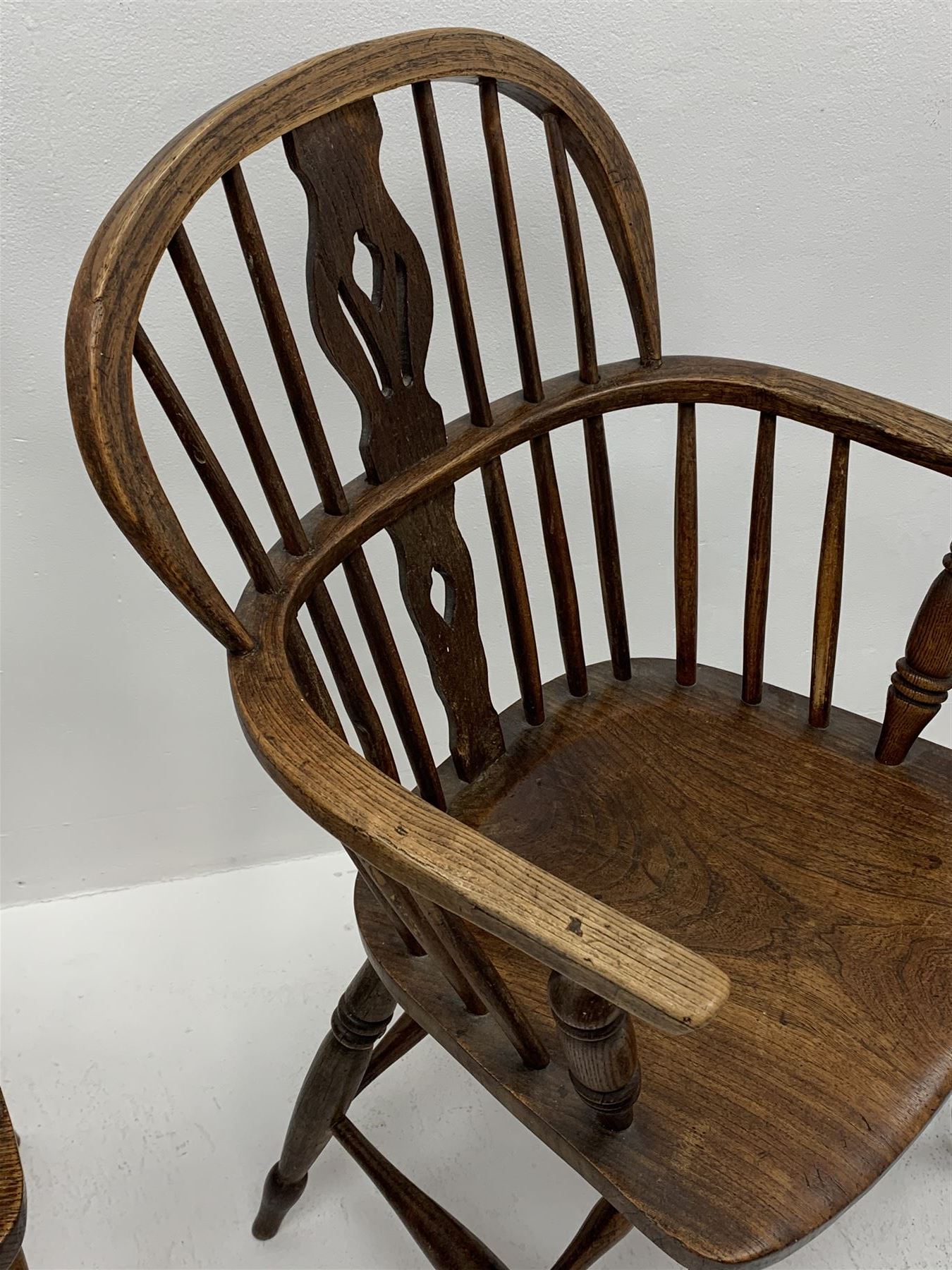 Set four early to mid 19th century elm Windsor armchairs - Image 5 of 6