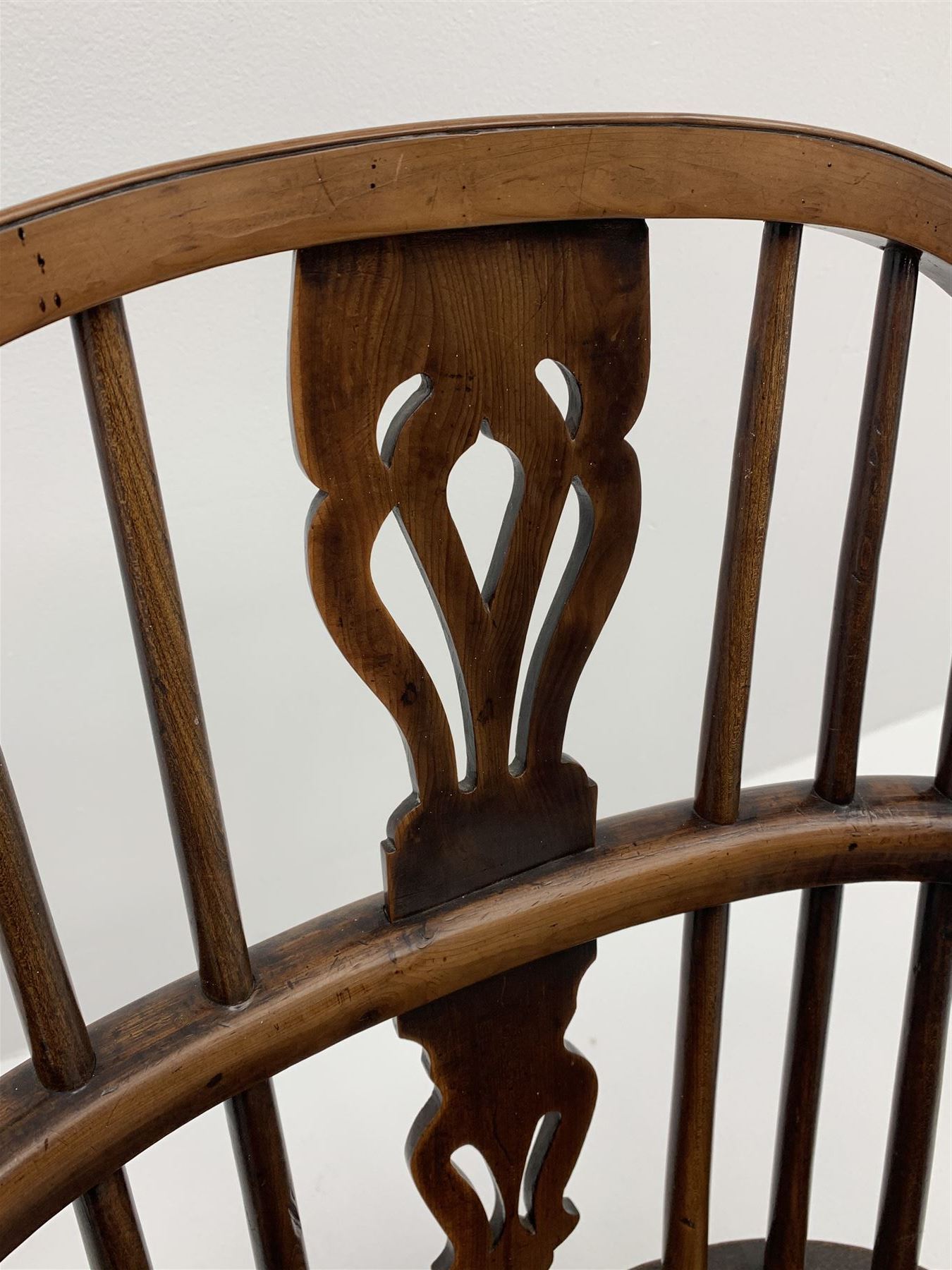 Early 19th century yew wood and elm Windsor armchair - Image 4 of 8