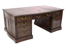 Quality London Georgian design serpentine mahogany twin pedestal partners desk