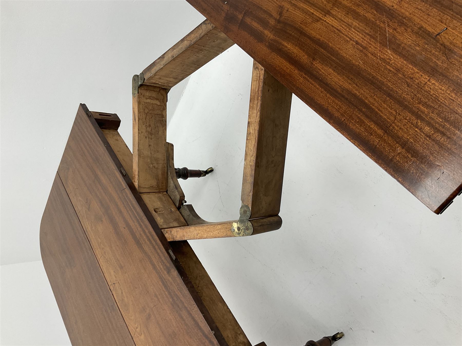 19th century figured mahogany drop leaf telescopic Pembroke dining table with leaf - Image 10 of 11