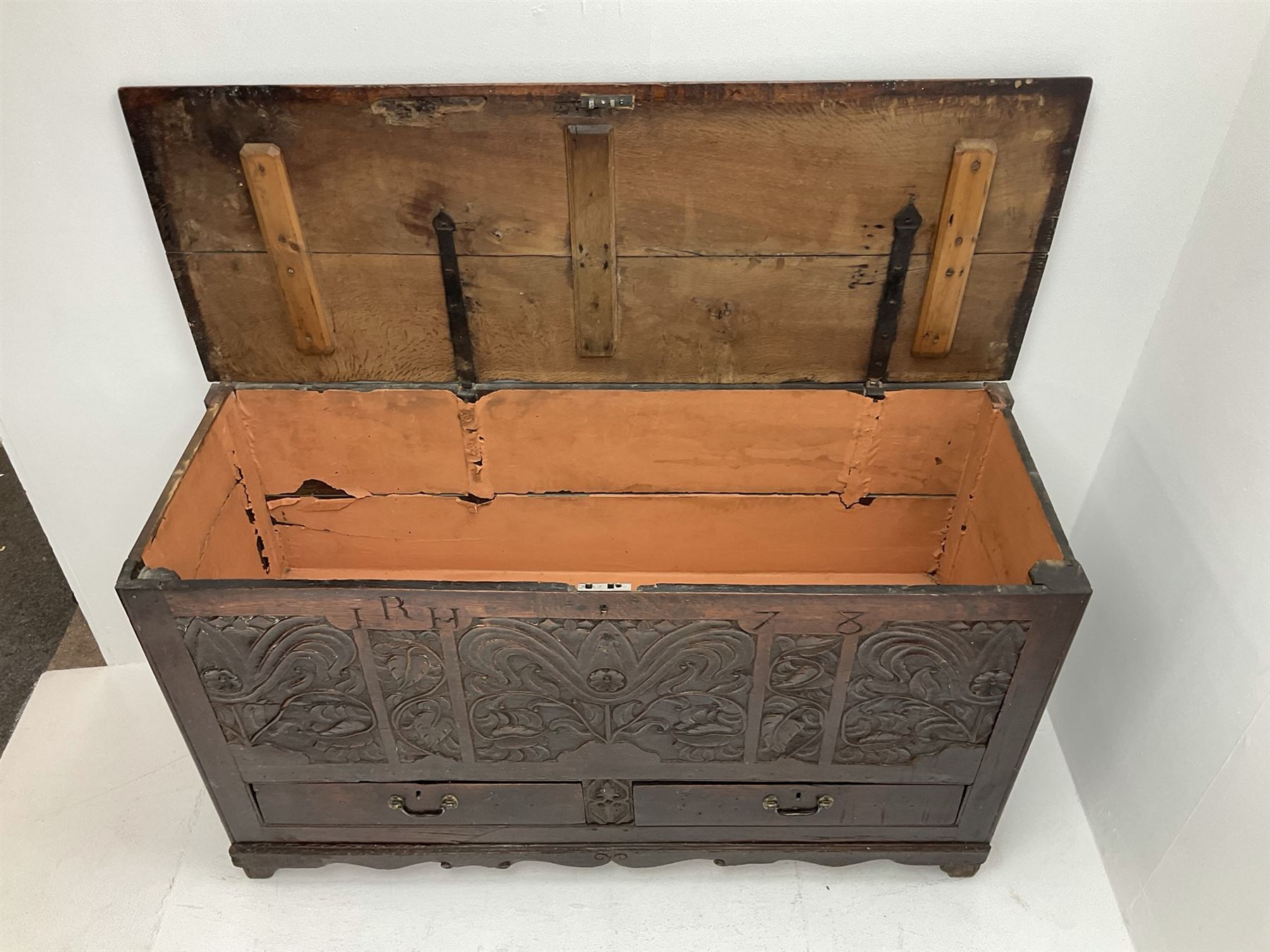 Late 18th century carved oak mule chest - Image 7 of 8