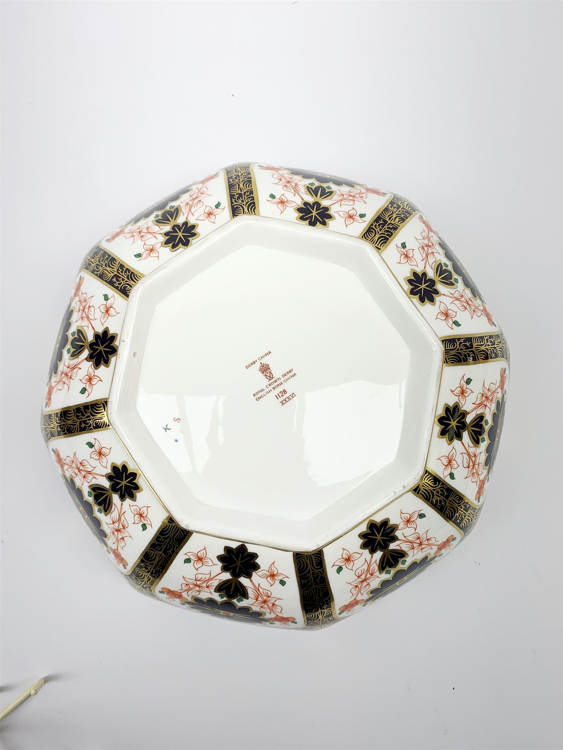 A Royal Crown Derby Imari bowl - Image 5 of 5