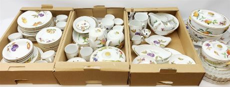 Royal Worcester Evesham pattern dinner and tea wares