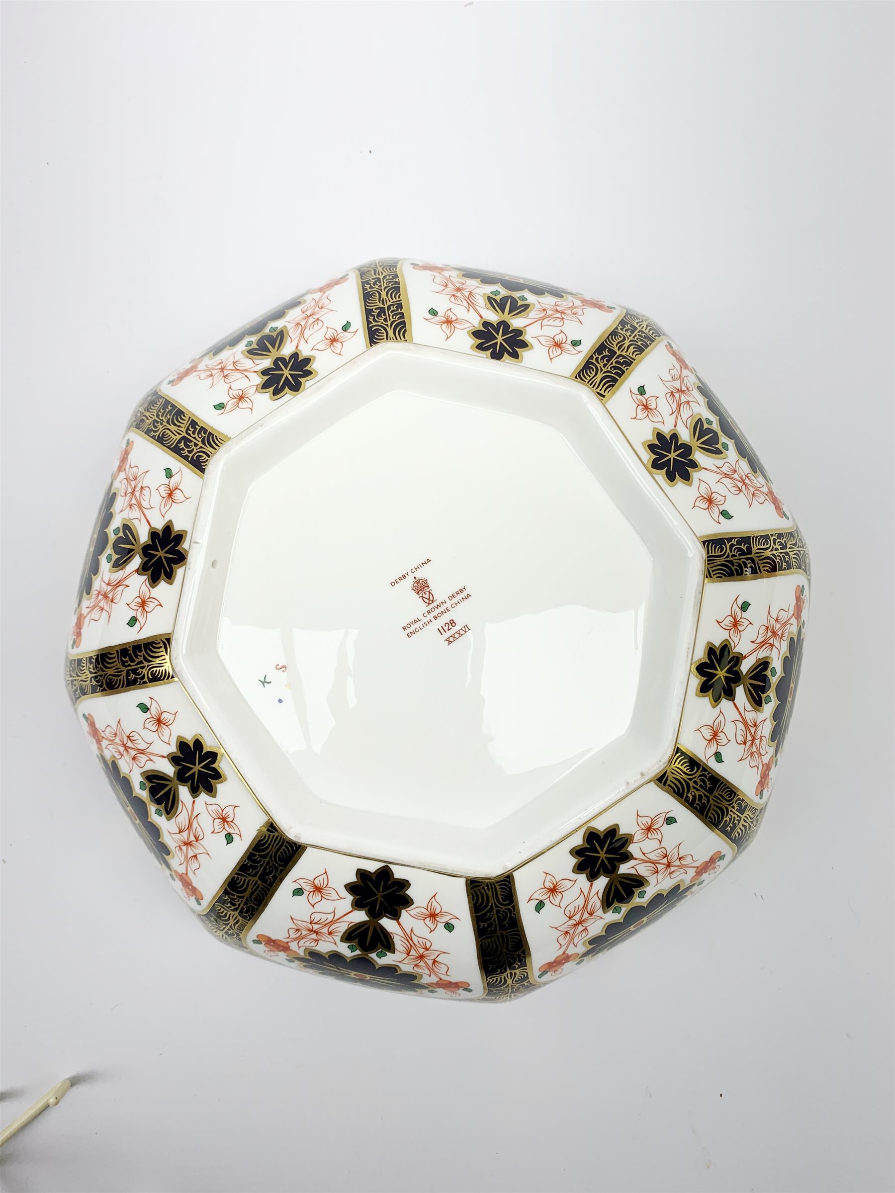 A Royal Crown Derby Imari bowl - Image 3 of 5