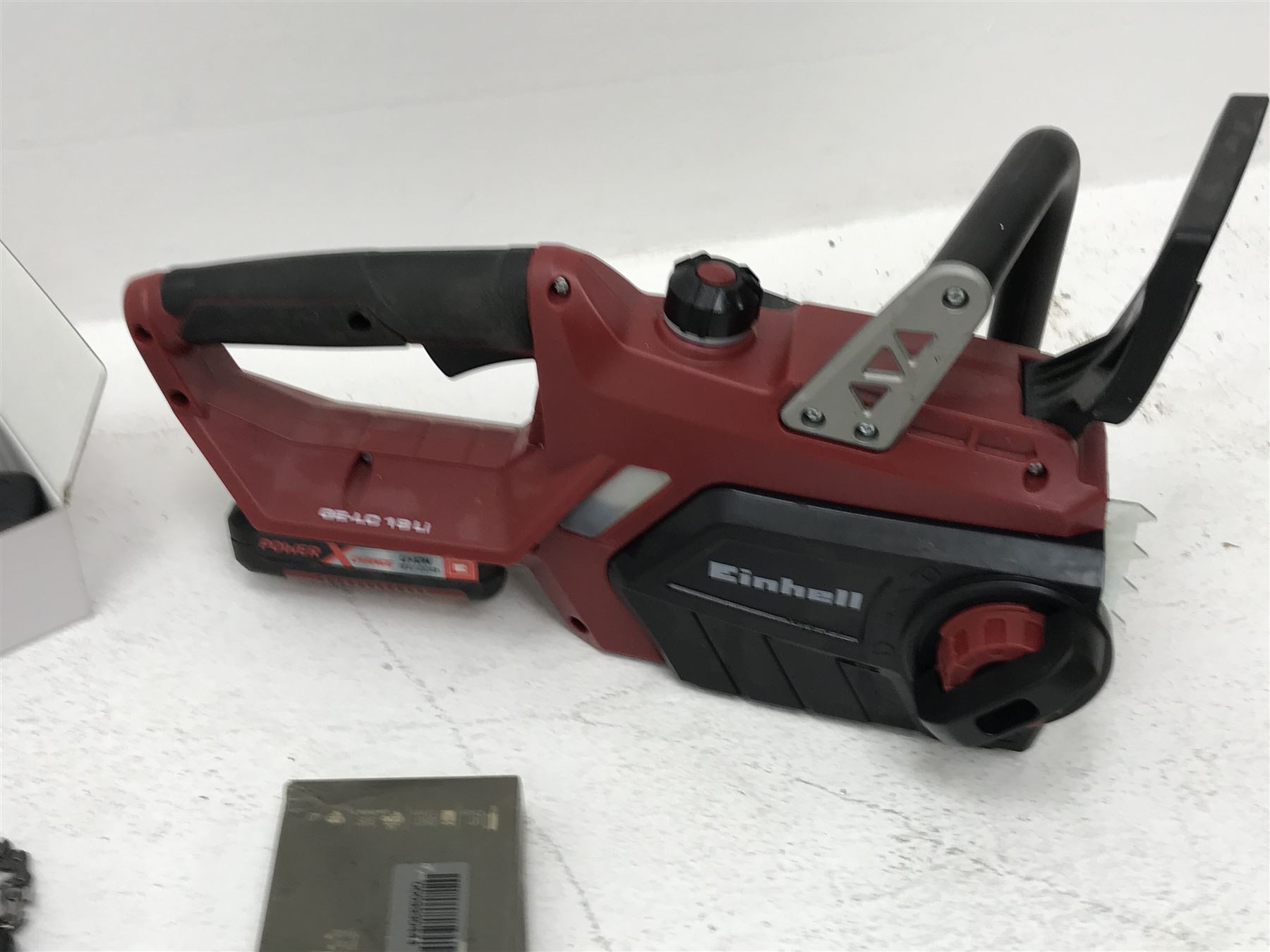 Einhell GE-LC 18 Li cordless chainsaw and Einhell TE-OS 18/1 Li hand sander, with two batteries and - Image 6 of 9