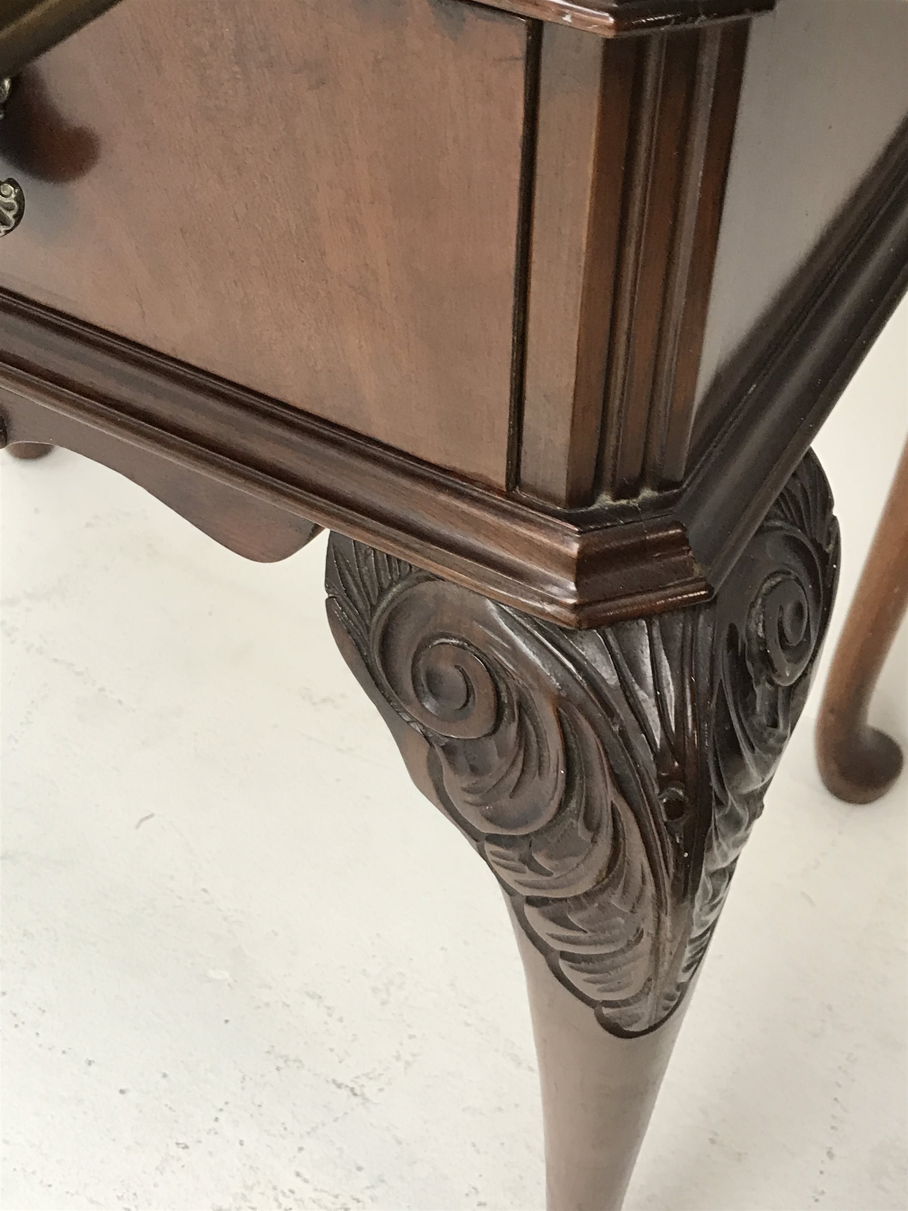 Reproduction figured mahogany cocktail cabinet, two figured doors enclosing mirrored interior with s - Image 3 of 5