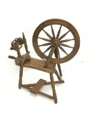 Late 20th century oak spinning wheel, H81cm