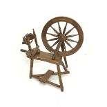 Late 20th century oak spinning wheel, H81cm